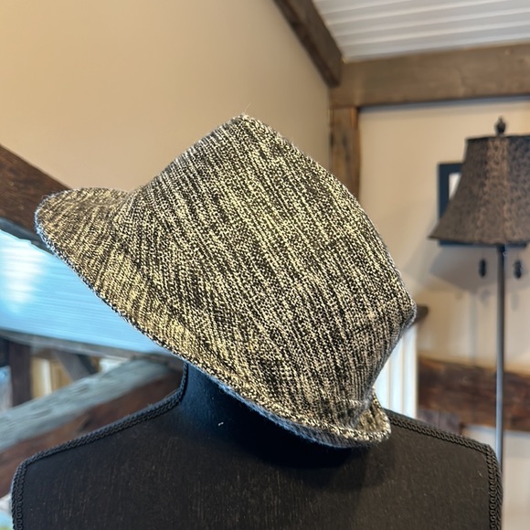 Black and white tweed like fedora style hat with black flower on the side - Picture 2 of 6